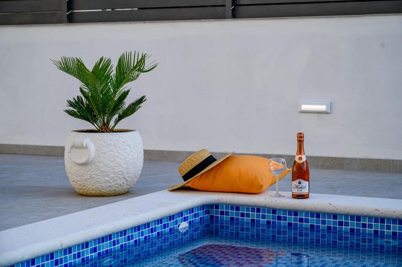 Villa Relax - Beautiful Apartment With Heated Saltwater Pool & Jacuzzi Kaštela Extérieur photo