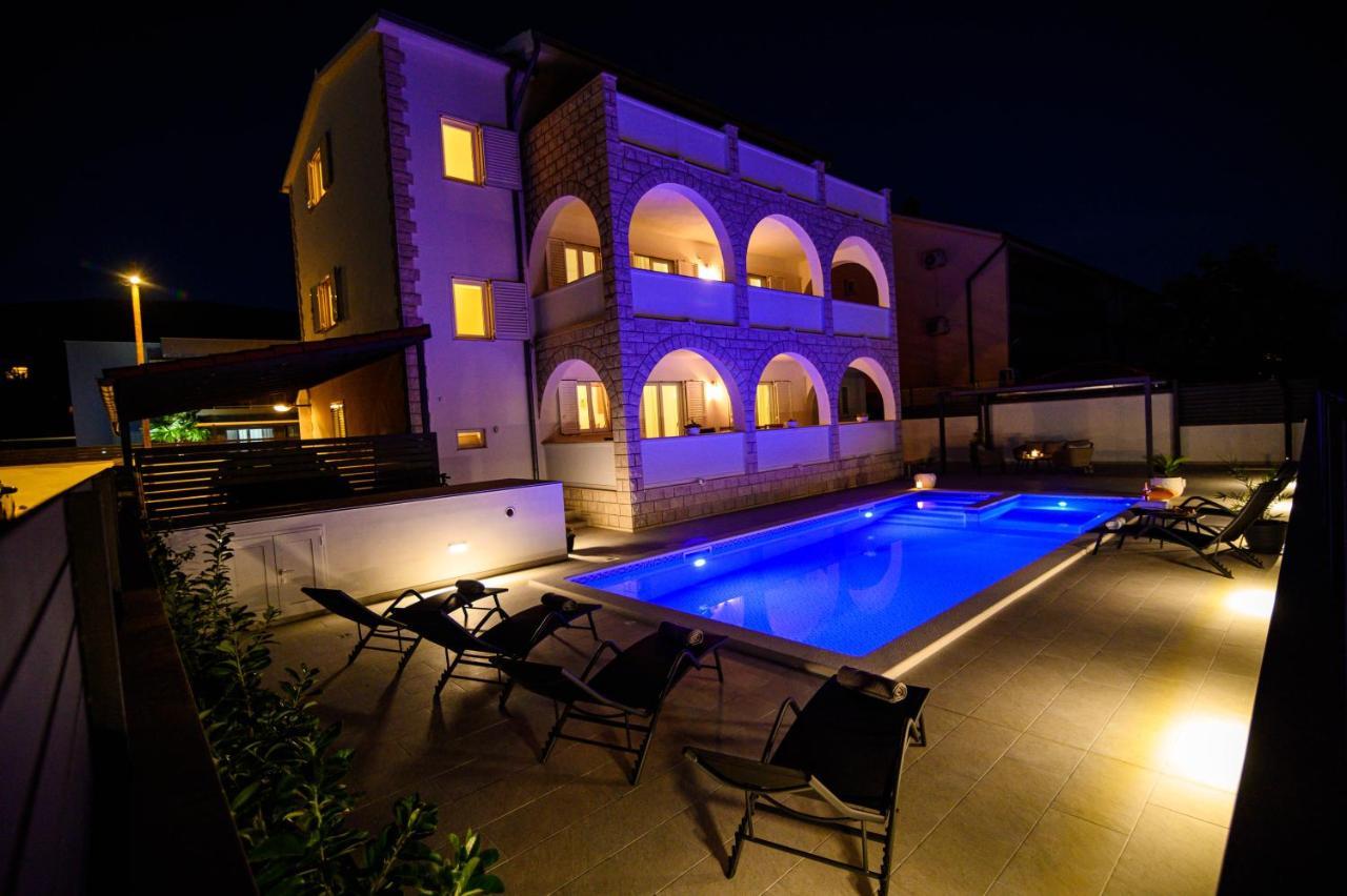 Villa Relax - Beautiful Apartment With Heated Saltwater Pool & Jacuzzi Kaštela Extérieur photo