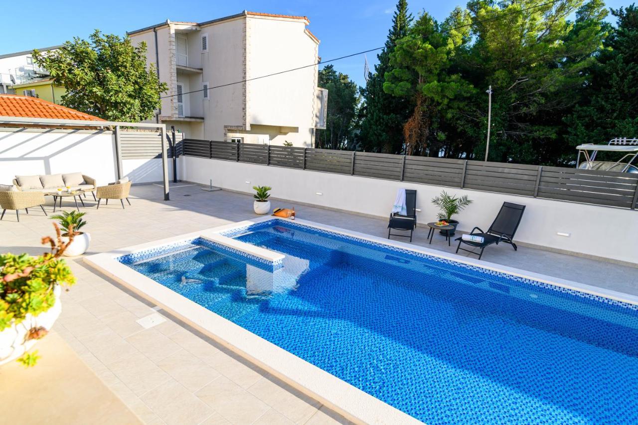 Villa Relax - Beautiful Apartment With Heated Saltwater Pool & Jacuzzi Kaštela Extérieur photo