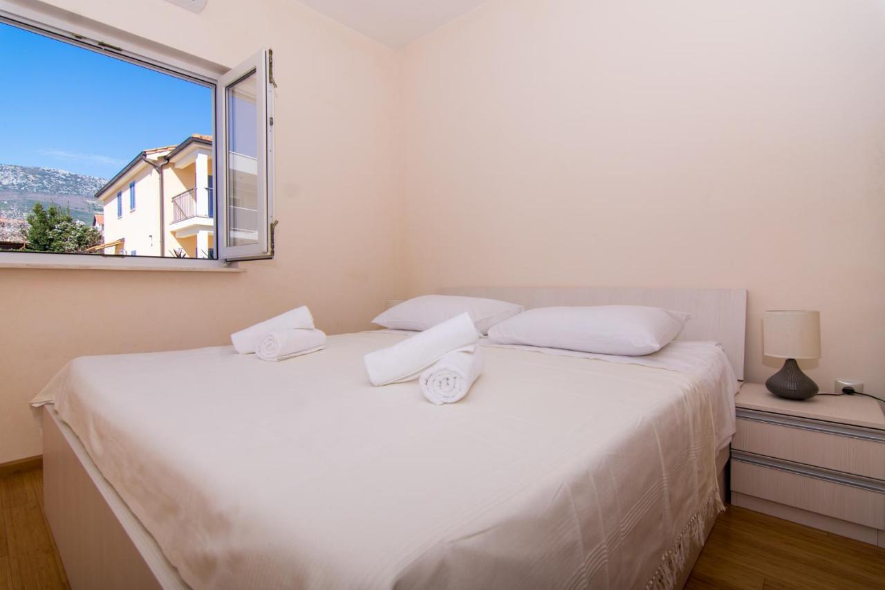 Villa Relax - Beautiful Apartment With Heated Saltwater Pool & Jacuzzi Kaštela Extérieur photo