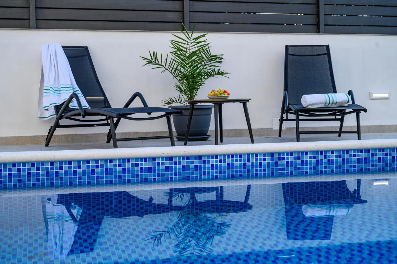 Villa Relax - Beautiful Apartment With Heated Saltwater Pool & Jacuzzi Kaštela Extérieur photo