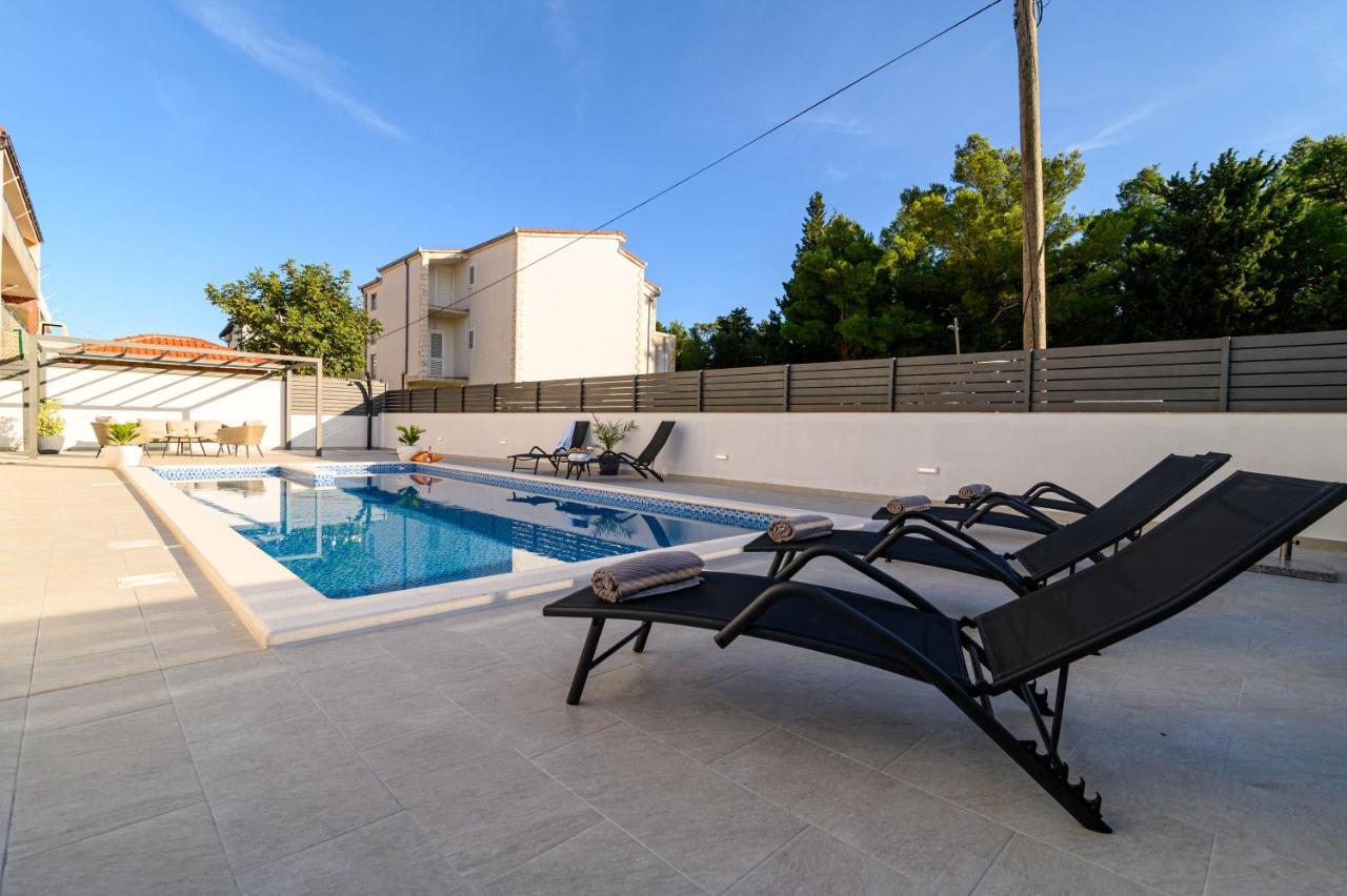 Villa Relax - Beautiful Apartment With Heated Saltwater Pool & Jacuzzi Kaštela Extérieur photo