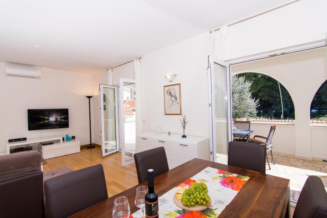Villa Relax - Beautiful Apartment With Heated Saltwater Pool & Jacuzzi Kaštela Extérieur photo