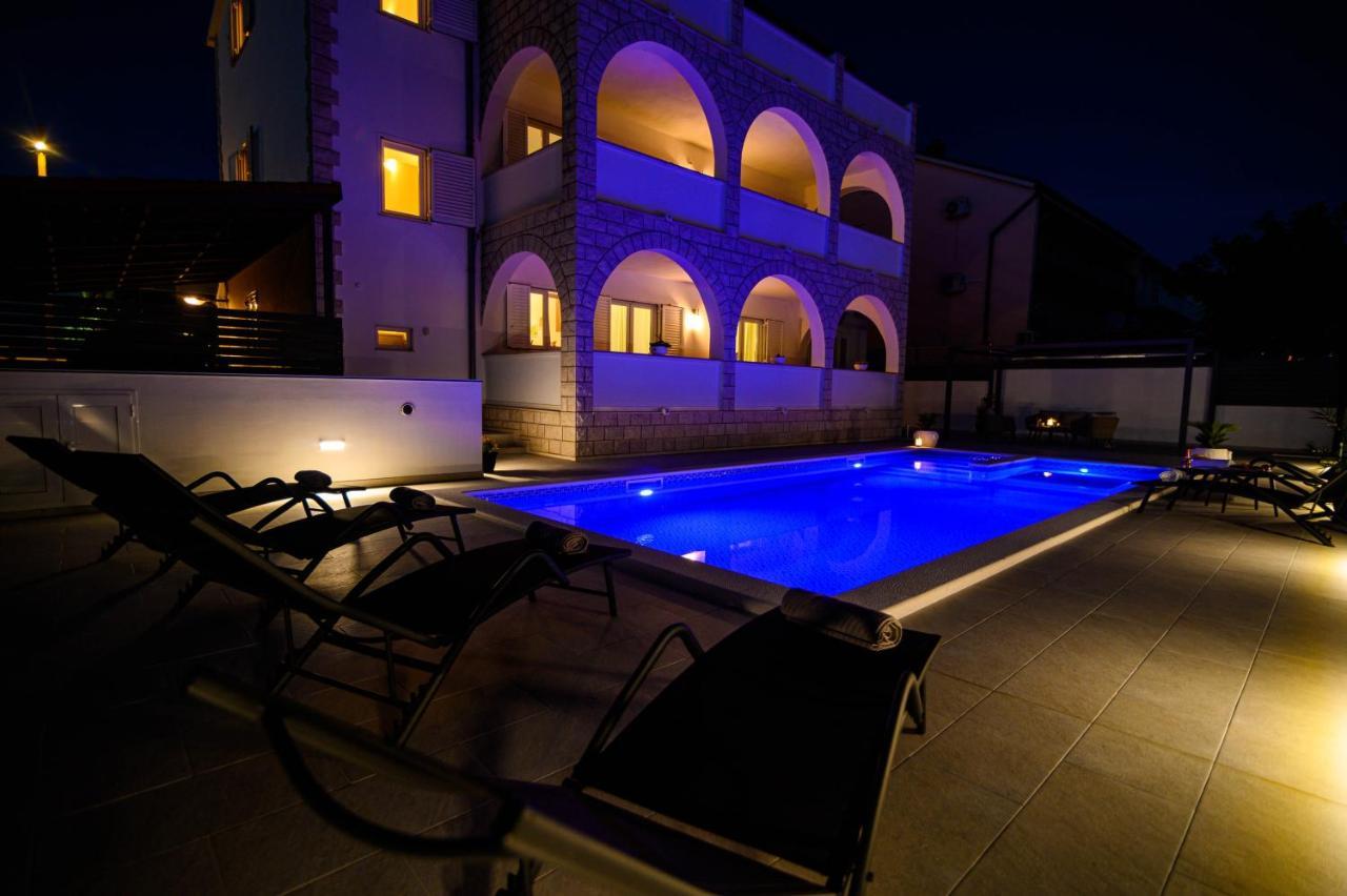 Villa Relax - Beautiful Apartment With Heated Saltwater Pool & Jacuzzi Kaštela Extérieur photo