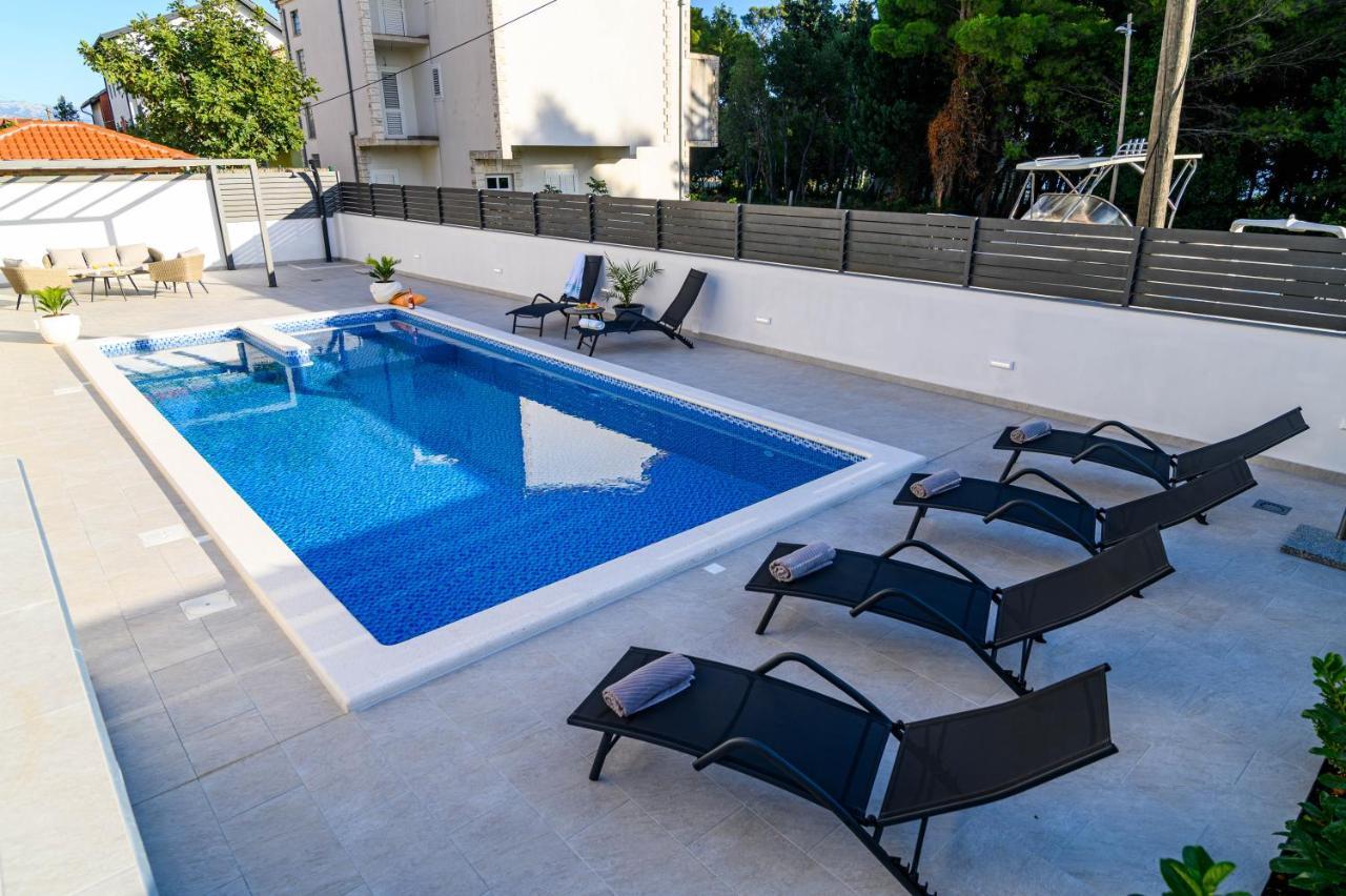 Villa Relax - Beautiful Apartment With Heated Saltwater Pool & Jacuzzi Kaštela Extérieur photo