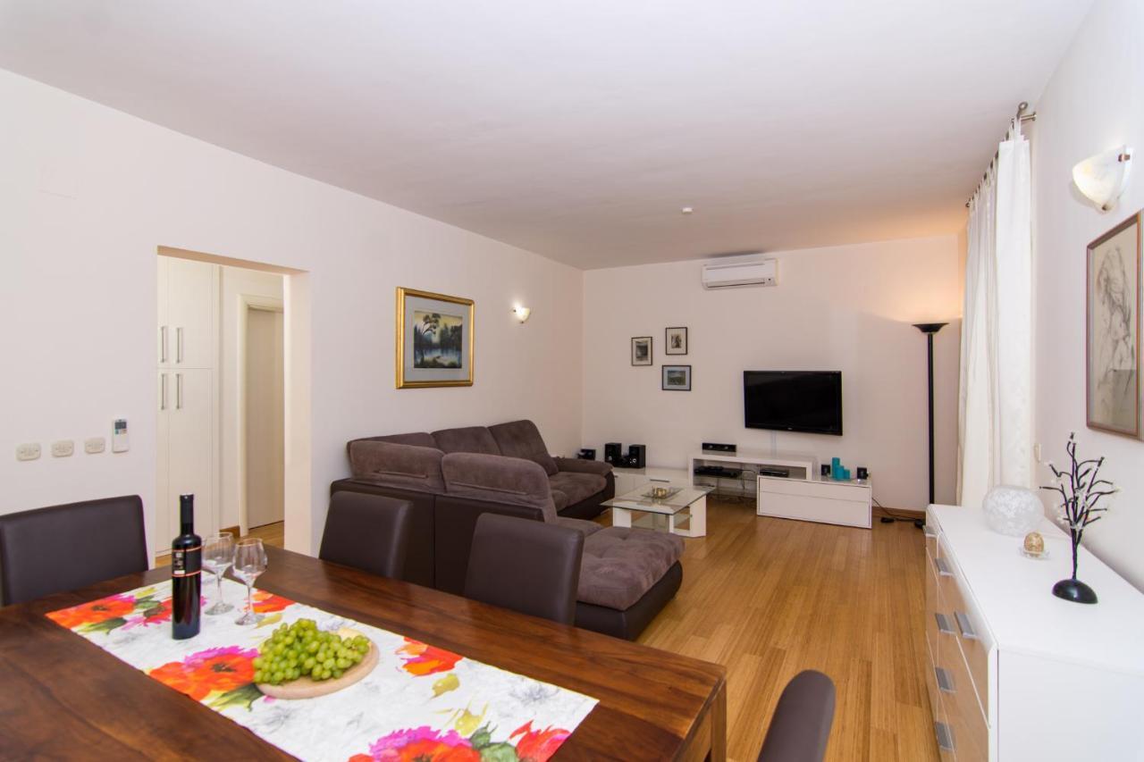 Villa Relax - Beautiful Apartment With Heated Saltwater Pool & Jacuzzi Kaštela Extérieur photo