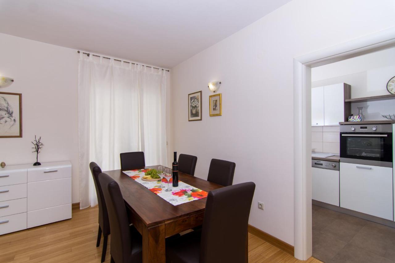 Villa Relax - Beautiful Apartment With Heated Saltwater Pool & Jacuzzi Kaštela Extérieur photo